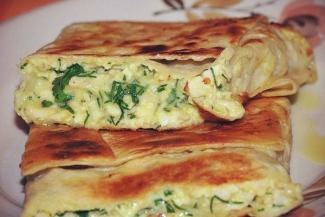 Многослойный пирог с зеленью и сыром