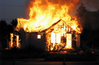 дом в пожаре, фото из открытых источников
