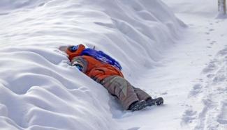 ребенок на снегу. фото из открытых источников