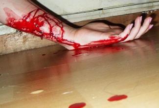 рука в крови на полу, фото из открытых источников