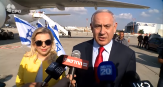 Супруги Нетаньяху перед вылетом в Киев