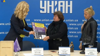 Надежды Гандзюк передали посмертную награду дочери
