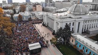 Учителя устроили акцию протеста под Радой