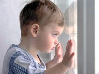 ребенок на окне, фото из открытых источников