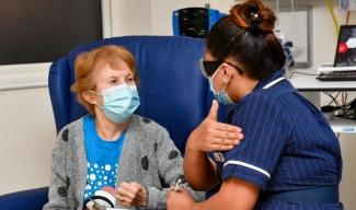 Первую в мире прививку от COVID-19 вне испытаний получила 90-летняя жительница Северной Ирландии