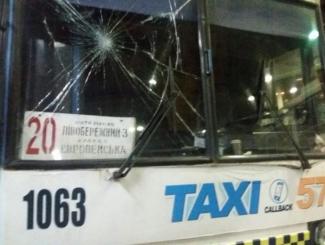 разбитое стекло в троллейбусе