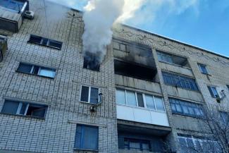 Покровские пожарные спасли из пылающей квартиры мужчину