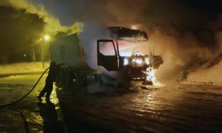 В Днепре во время движения загорелась фура