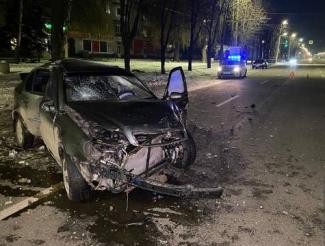 В Кривом Роге пьяный водитель разбил авто о деревья