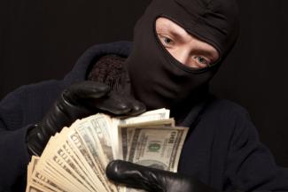 В Каменском вооруженный мужчина ограбил отделение "Швидко гроші"
