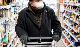 Мужчина в супермаркете
