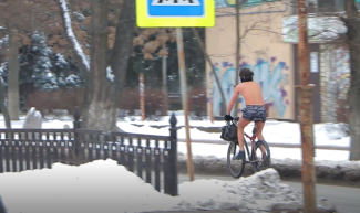 В мороз по улицам Никополя разъезжал полуголый велосипедист