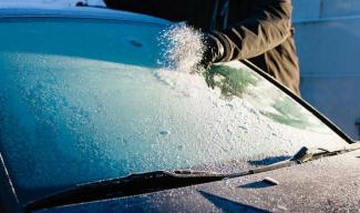 Как быстро разморозить стекло автомобиля зимой