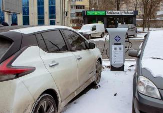 В Днепре на парковках появились зарядные станции для электрокаров