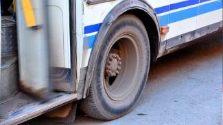 В Киеве пассажиров автобуса выбросили из салона в сугроб