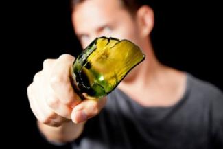 В Киеве пьяный мужчина вонзил осколок стекла в шею собутыльника