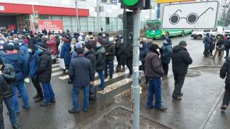 В Харькове работники завода перекрыли дорогу в знак протеста