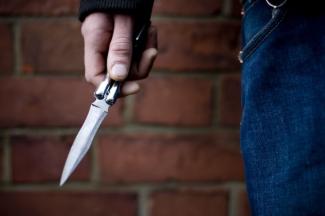 В Каменском рецидивист посреди улицы напал с ножом на мужчину 