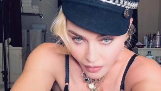 Мадонна показала откровенные снимки в ботфортах и колготках в сетку