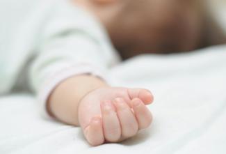 В Новомосковске новорожденный ребенок внезапно скончался в своей кроватке