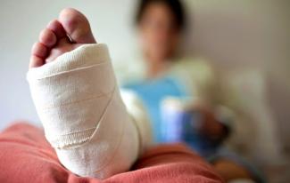 В Каменском ребенок сломал ногу на батуте в популярном развлекательном центре