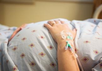В Каменском беременная несовершеннолетняя пыталась покончить с собой