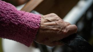 В Каменском одинокая пенсионерка травмировалась дома и несколько дней пролежала без помощи