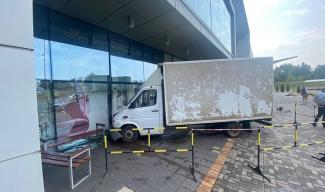 В Кривом Роге грузовик протаранил торговый центр