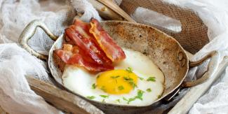 Почему нельзя есть яйца на завтрак - ученые