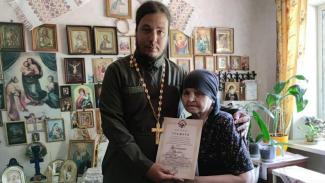Монахиня из Никополя связала тысячу пар носков для украинских бойцов на Донбассе