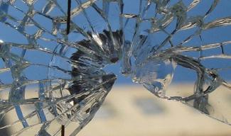 В Днепре агрессивный мужчина кулаками разбил витрину супермаркета