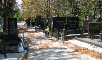 Под Днепром мужчина полгода живет на кладбище