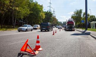 В Днепре мотоциклист попал под фуру: пострадавшего госпитализировали