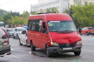 В Днепре столкнулись Nissan и маршрутка с пассажирами: шестеро пострадавших