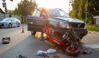 В Днепре на Антоновича столкнулись легковушка и скутер: пострадавший в больнице 
