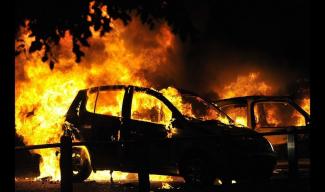 В Днепре от взрыва загорелись два автомобиля