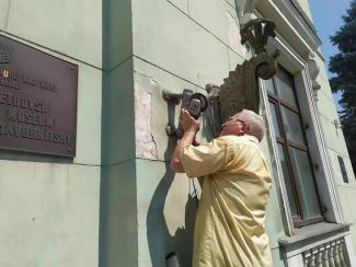Декоммунизировали: в Днепре с исторического музея спилили советскую символику