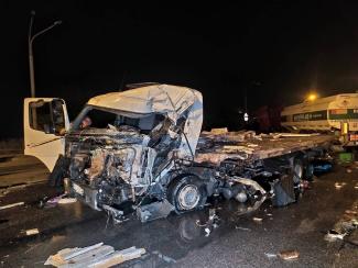 В Днепре на Полтавском шоссе столкнулись 3 фуры и грузовик: есть погибшие и раненые