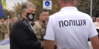 Порошенко облили зеленкой в центре Киева (Видео)