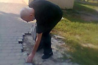 В Днепре на Тополе мужчина разворотил тротуарную плитку