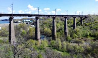 В Кривом Роге на железнодорожном мосту висел труп мужчины (Фото)