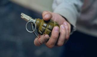 Под Днепром мужчина разгуливал по улицам с гранатой в руке