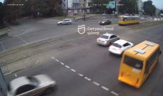 В Днепре на проспекте Хмельницкого легковушка врезалась в трамвай (Видео)