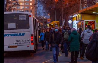 В Днепре люди выстраивались в километровую очередь на маршрутку