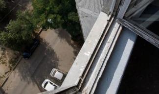 В Днепре девушка выпала c балкона 12 этажа: не исключают убийство