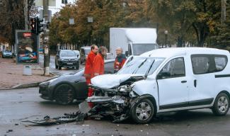 В центре Днепра Renault спровоцировал серьезное ДТП с пострадавшими