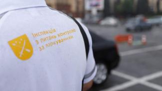 В Днепре возмущенная пара похитила инспектора по парковке