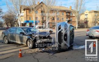 В Кривом Роге на перекрестке произошло ДТП с переворотом