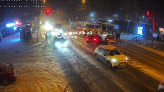 В Днепре возле торгового центра на "зебре" сбили пешеходов 