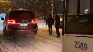 В Днепре внедорожник вытаскивал застрявший в снегу троллейбус